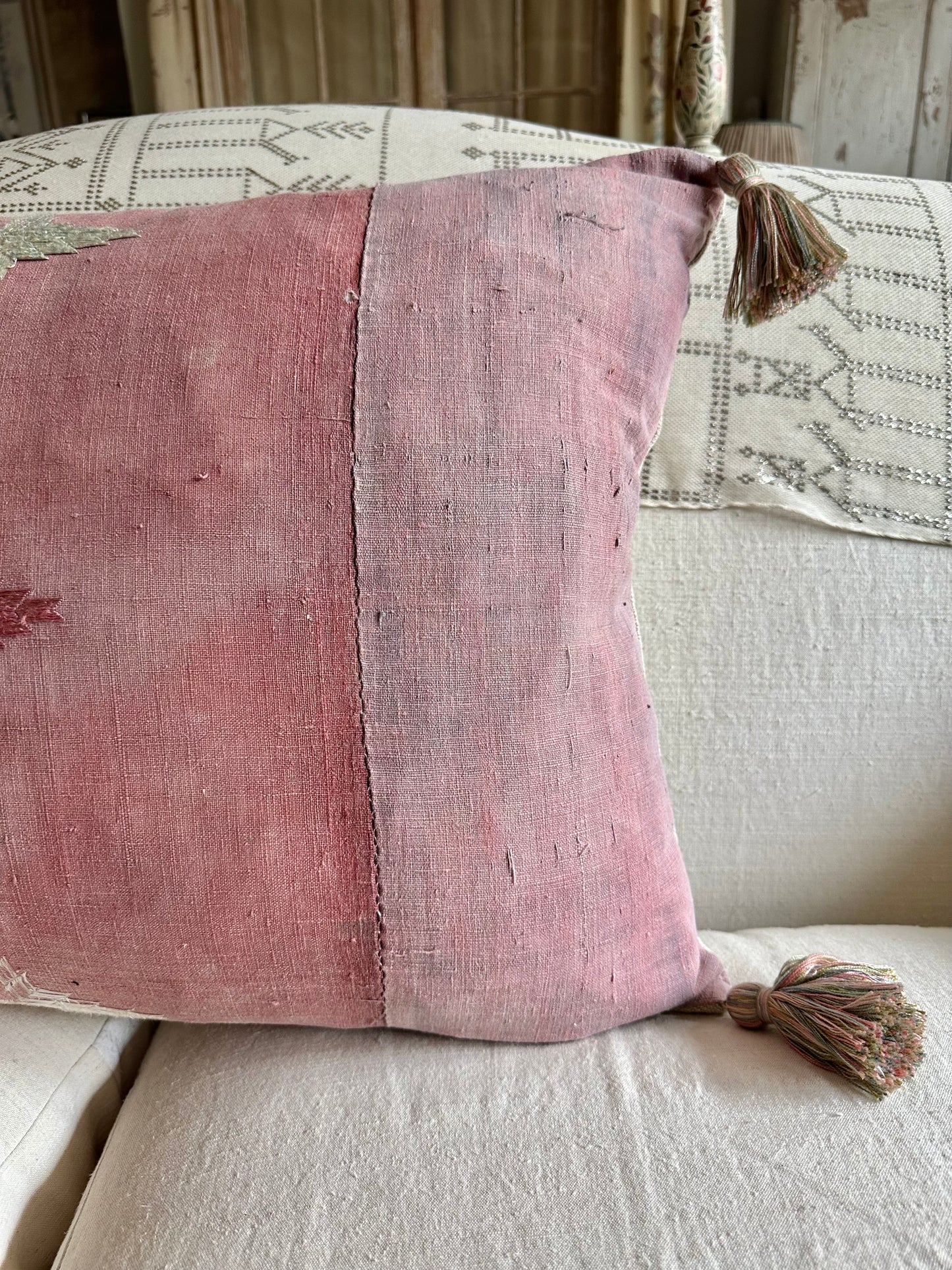 Vintage cushion with tassels